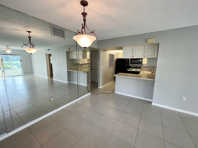 Foto del edificio - 7231 W Country Club Dr N