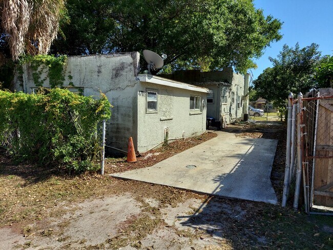 Building Photo - 4711-4712 23rd Ave S