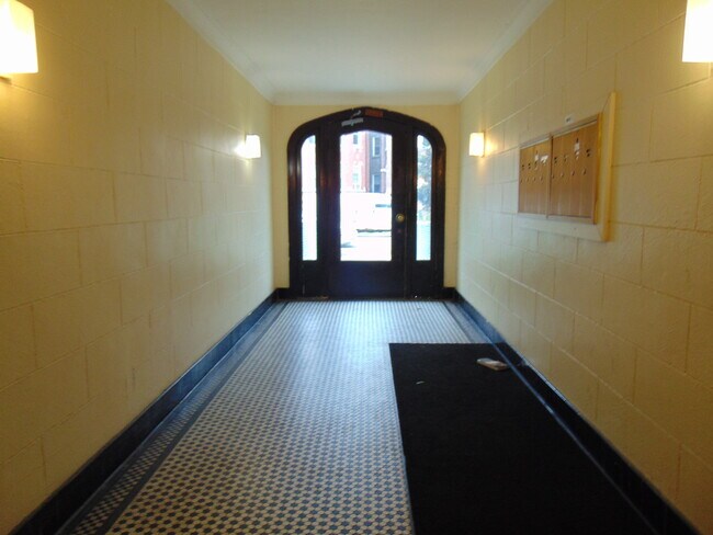 Foto del edificio - 8221 S Eberhart Ave