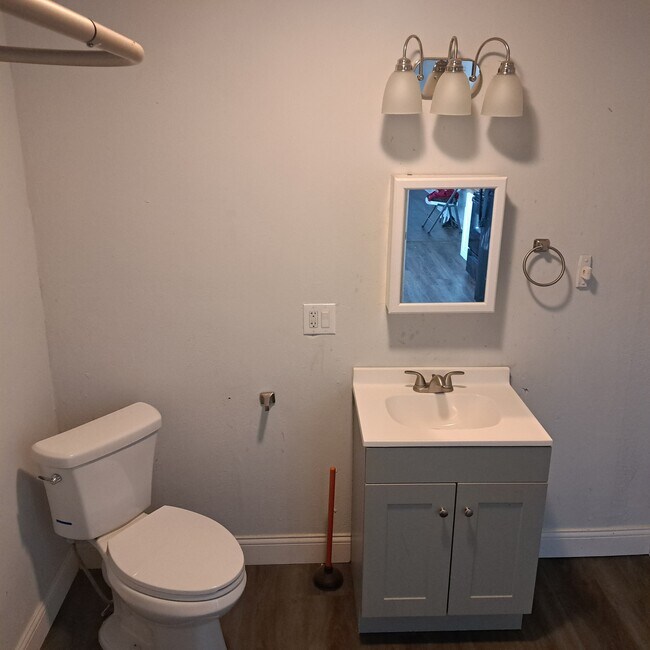 Building Photo - 909 Sims Ave