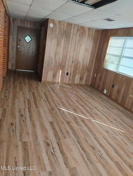 Foto del edificio - 2214 Pine Ave