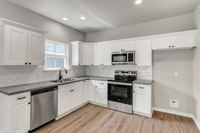 Foto del edificio - 9846 Golden Ln