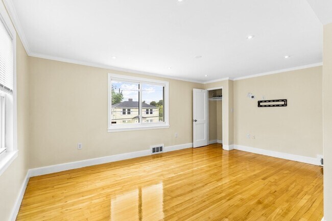 Building Photo - 84 Gladeside Ave