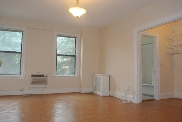 Building Photo - Downtown/Logan Circle Studio Apartment! In...