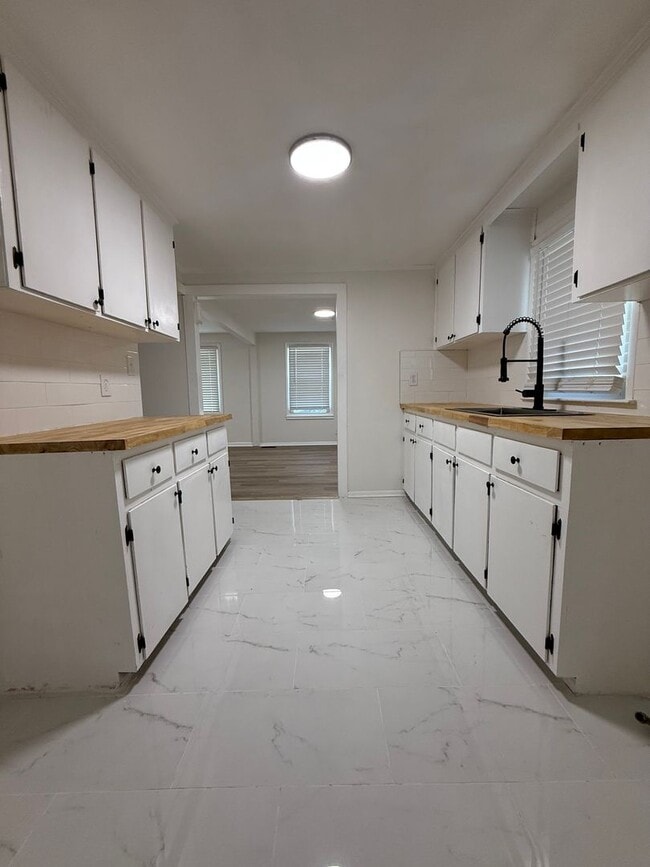 Building Photo - Remodeled 3BD/ 2Bath