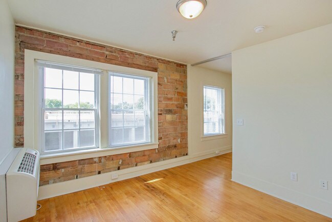 Building Photo - 2709 Lincoln Way