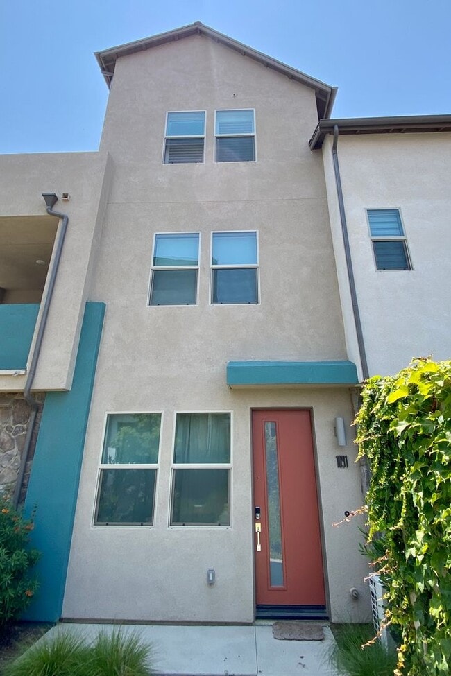 Foto del edificio - Like New! 1 Bed, 1.5 Bath Townhouse in Covina