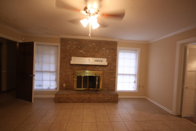 Building Photo - 3816 Windyke Dr