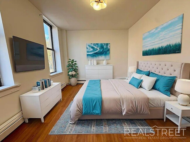 Foto del edificio - Bright & Renovated 2-Bedroom Apartment with Modern Amenities and Roof Access