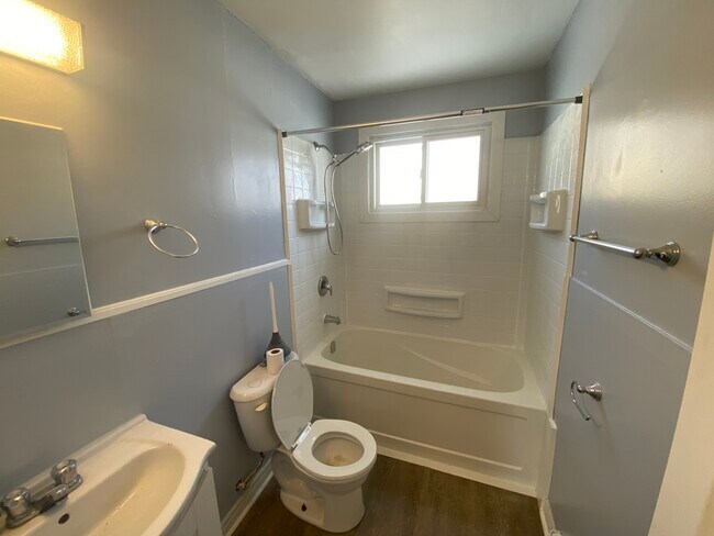 Photo du bâtiment - 2 Bed 1 Bath - upper right side