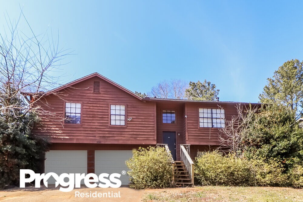 936 Mainstreet Lake Dr, Stone Mountain, GA 30088 House Rental in