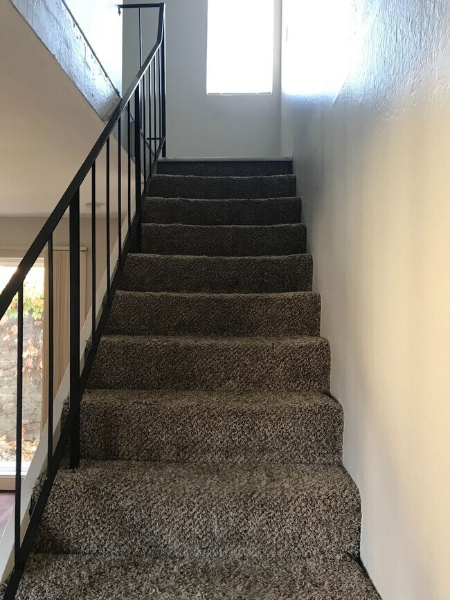 Building Photo - Gated, Quiet and Affordable 2BR/1BA in a Q...