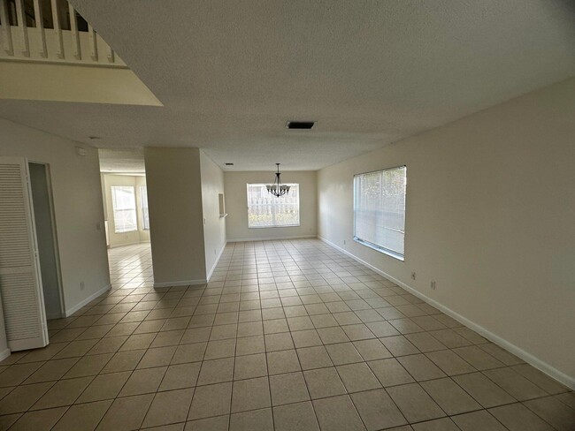 Foto del edificio - 10665 Oak Lake Way