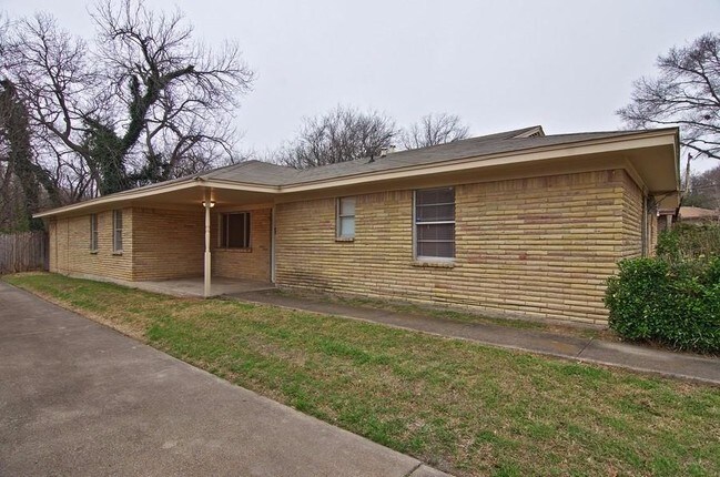 Building Photo - 2414 Lanark Ave