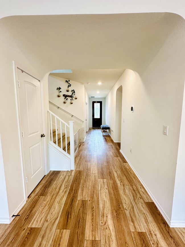 Building Photo - 524 Ayinger Ln