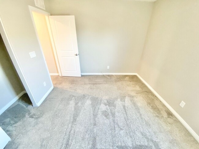 Building Photo - BEAUTIFUL 3 BEDROOM 2.5 BATHROOM TOWNHOUSE...