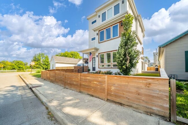 Photo - 930 Elm St House