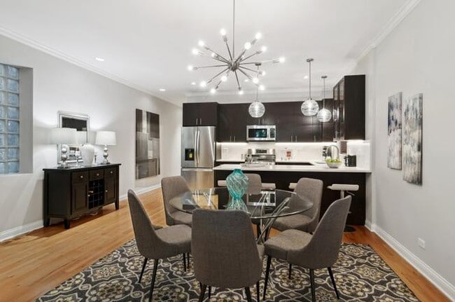 Foto del edificio - 1037 N Marshfield Ave