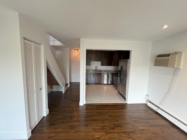 Downstairs View 2 - 832 W Oakdale Ave