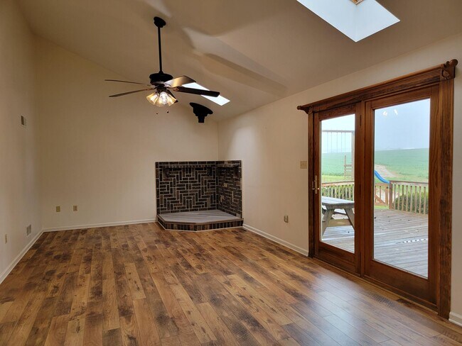 Foto del edificio - 105 Deck Rd