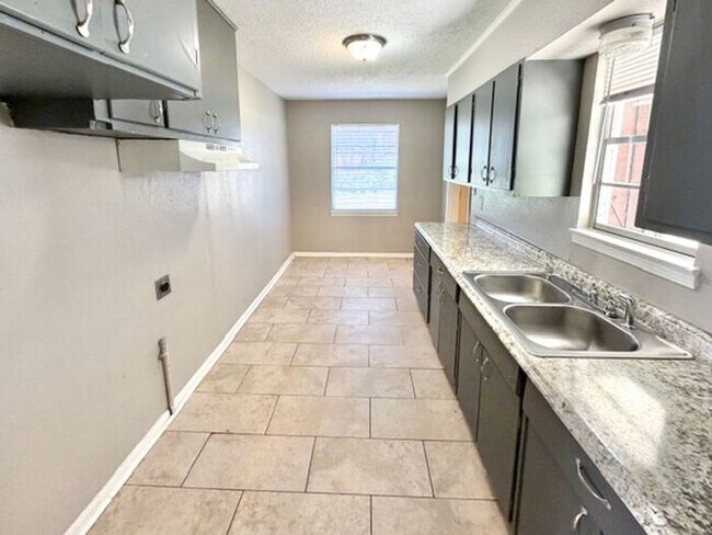 Foto del edificio - Now Leasing a 3-beroom 1 bath home in Whitehaven.