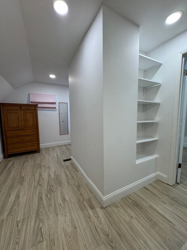 Foto del edificio - Hanscom Charmer