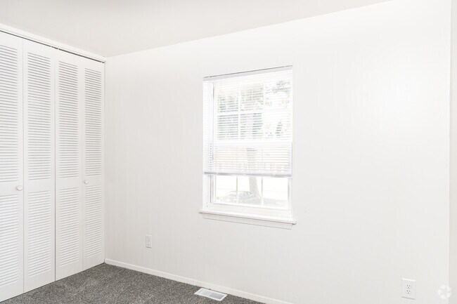 2 habitaciones, 1 baño - 560 pies cuadrados - Dormitorio - Southgate Manor Apartments