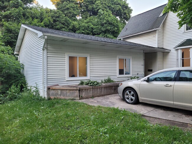 Building Photo - 931 S Fancher Ave