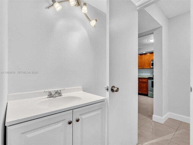 Foto del edificio - 1770 NE 191st St