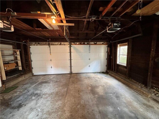 Building Photo - 520 6th Ave