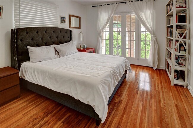 Foto del edificio - 4221 Hazel Kirk Dr