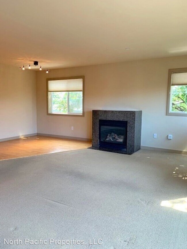 Building Photo - 2 br, 1.5 bath House - 321 E Thomas St. #401