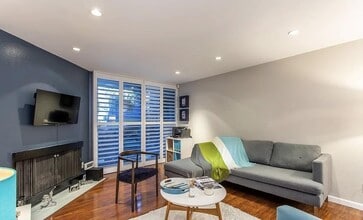 Building Photo - 8530 Holloway Dr