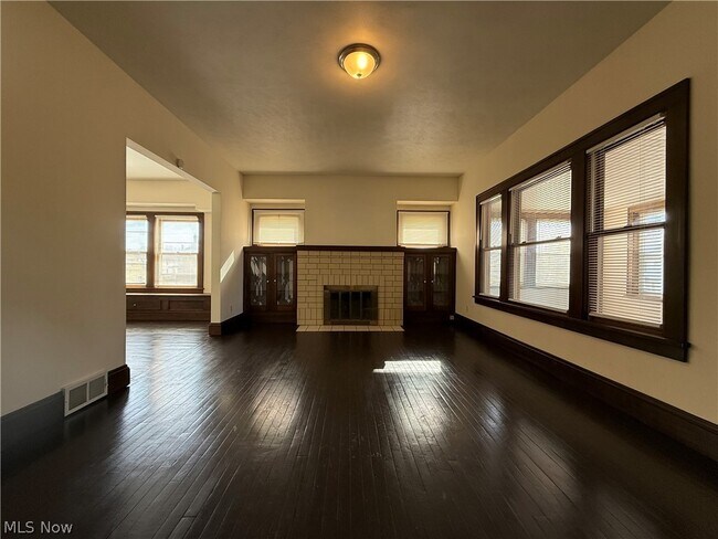 Foto del edificio - 9405 Bancroft Ave