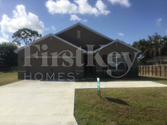 Building Photo - 2472 SE Floresta Dr