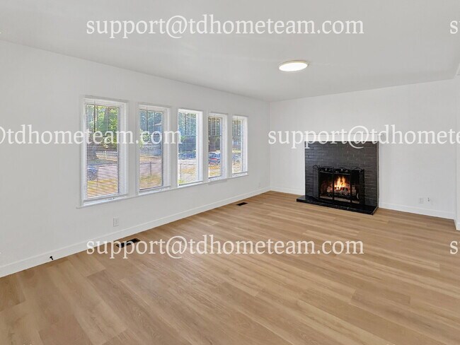 Building Photo - "Charming 3-Bed Home with 2 Baths in the H...