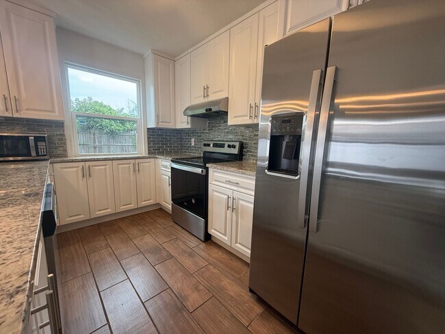 Building Photo - Updated 2-bedroom, 2-bath home in Port Orange