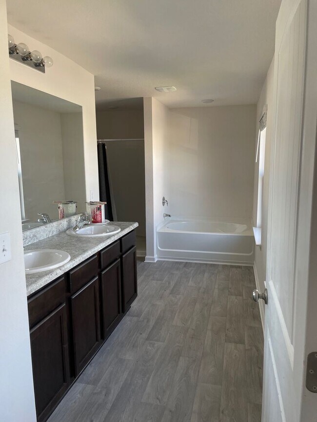 Foto del edificio - 4 bedroom 2 bath