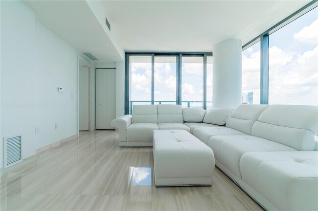 Foto del edificio - 650 NE 32nd St