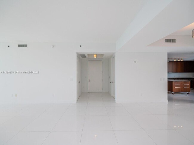 Building Photo - 15901 Collins Ave