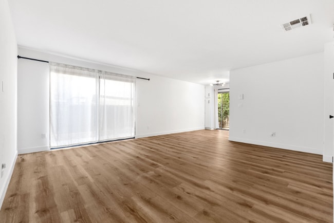 Foto del edificio - 5240 Whitsett Ave