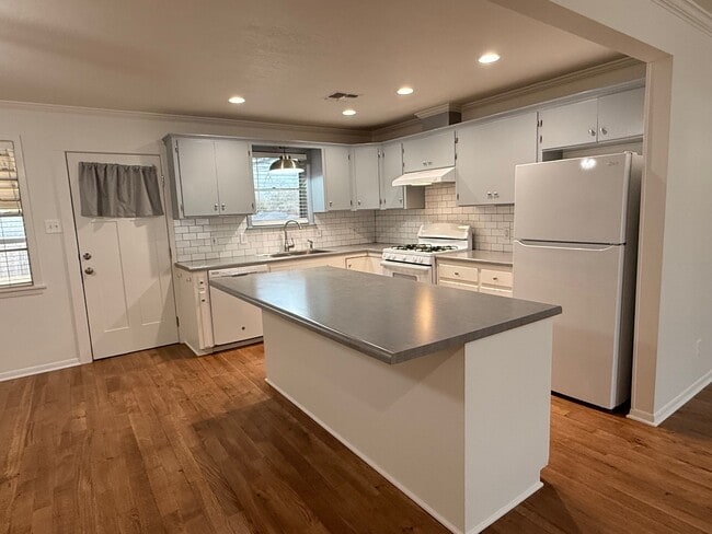 Building Photo - 204 Meadow Ln