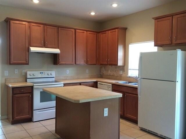 Building Photo - 1659 Canoe Creek Falls Dr