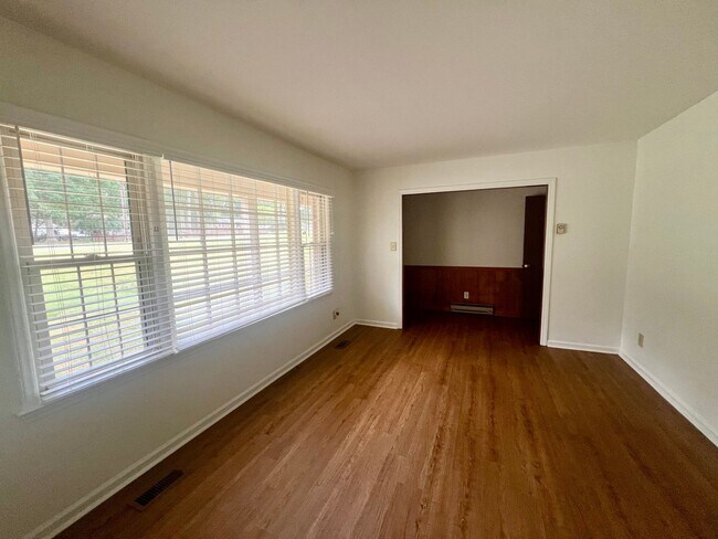 Foto del edificio - Three bedroom, 1.5 bath house in Southern ...