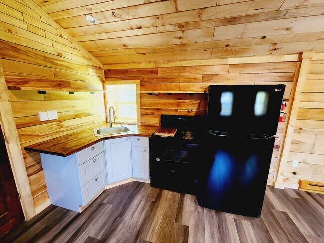 Foto del edificio - Amazing Cabin with hand Milled Wood right ...