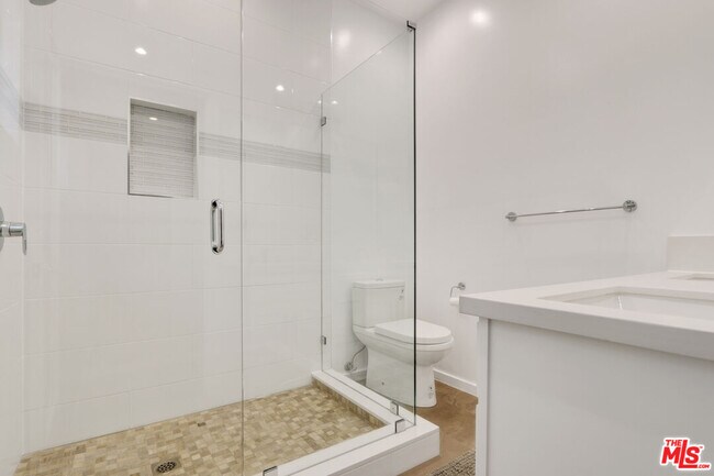 Foto del edificio - 809 N W Knoll Dr