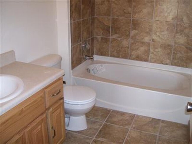 Building Photo - 2 Bedroom | 1 Bathroom | 1000 square feet,...
