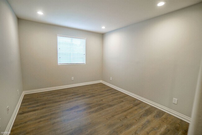 Foto del edificio - 1065 1/2-1118 1/2 W 39th Pl