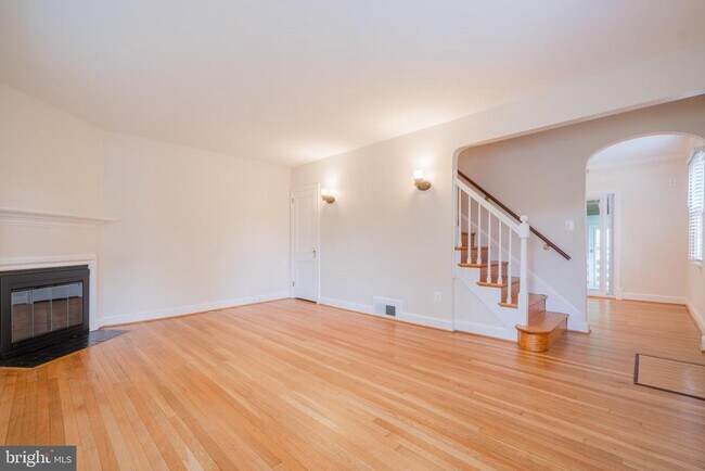 Foto del edificio - 330 E Mason Ave