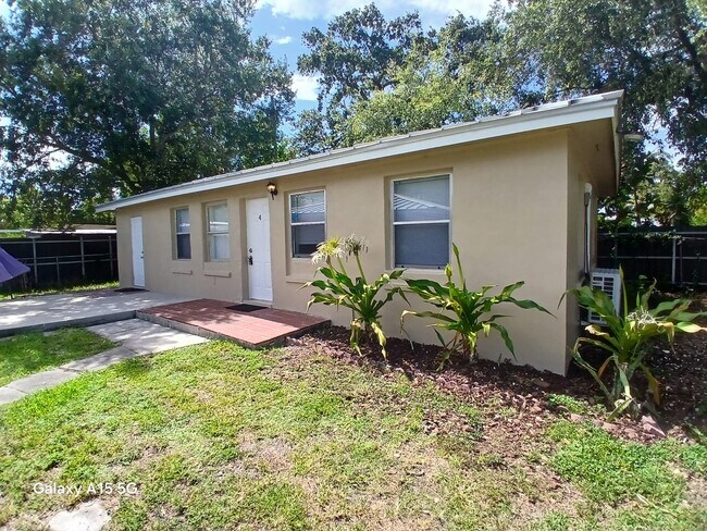 Foto del edificio - 1645 NE 149th St